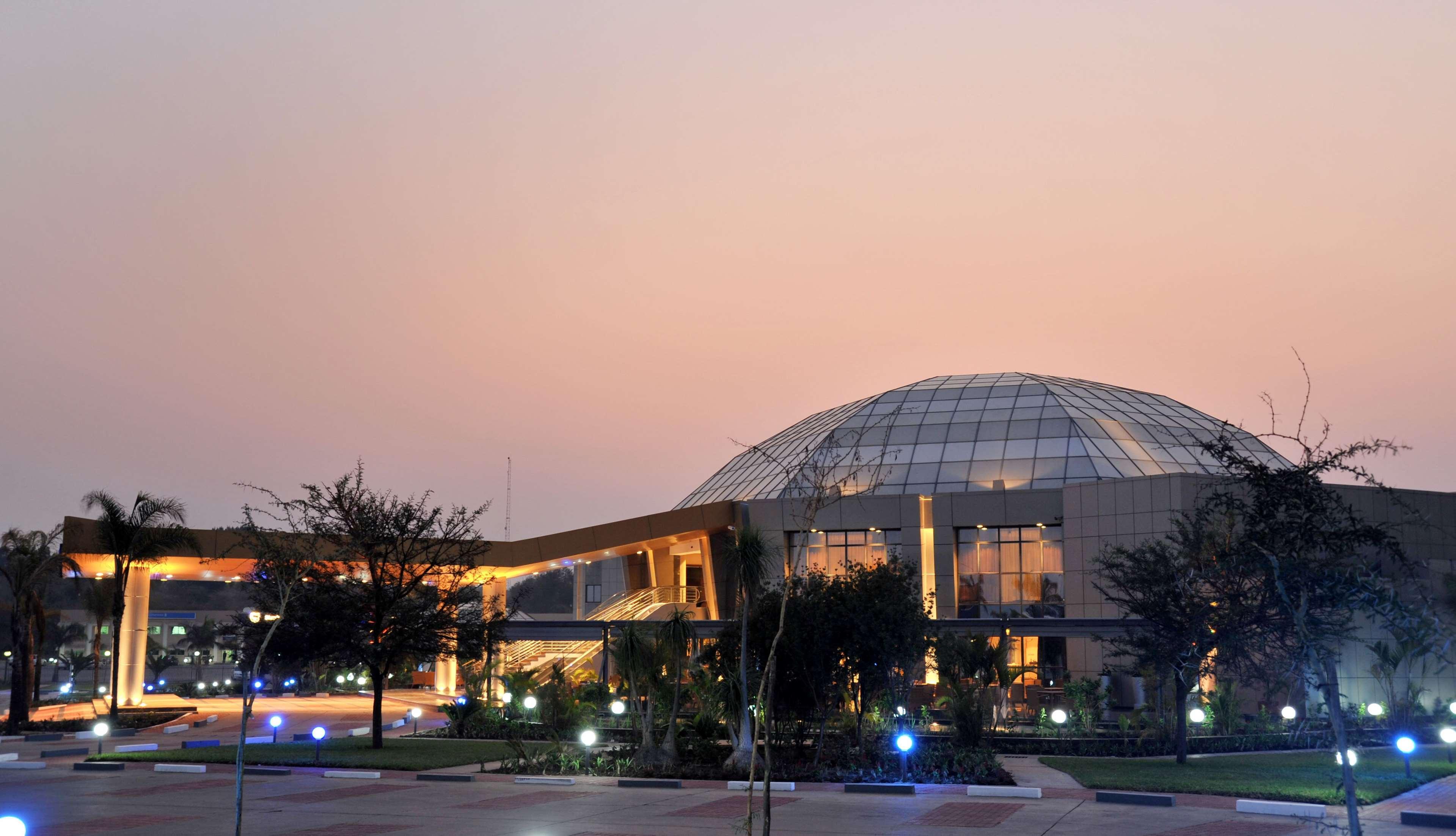 ラディソン ブル ホテル ルサカ エクステリア 写真 The Texas A&M University-Commerce Library