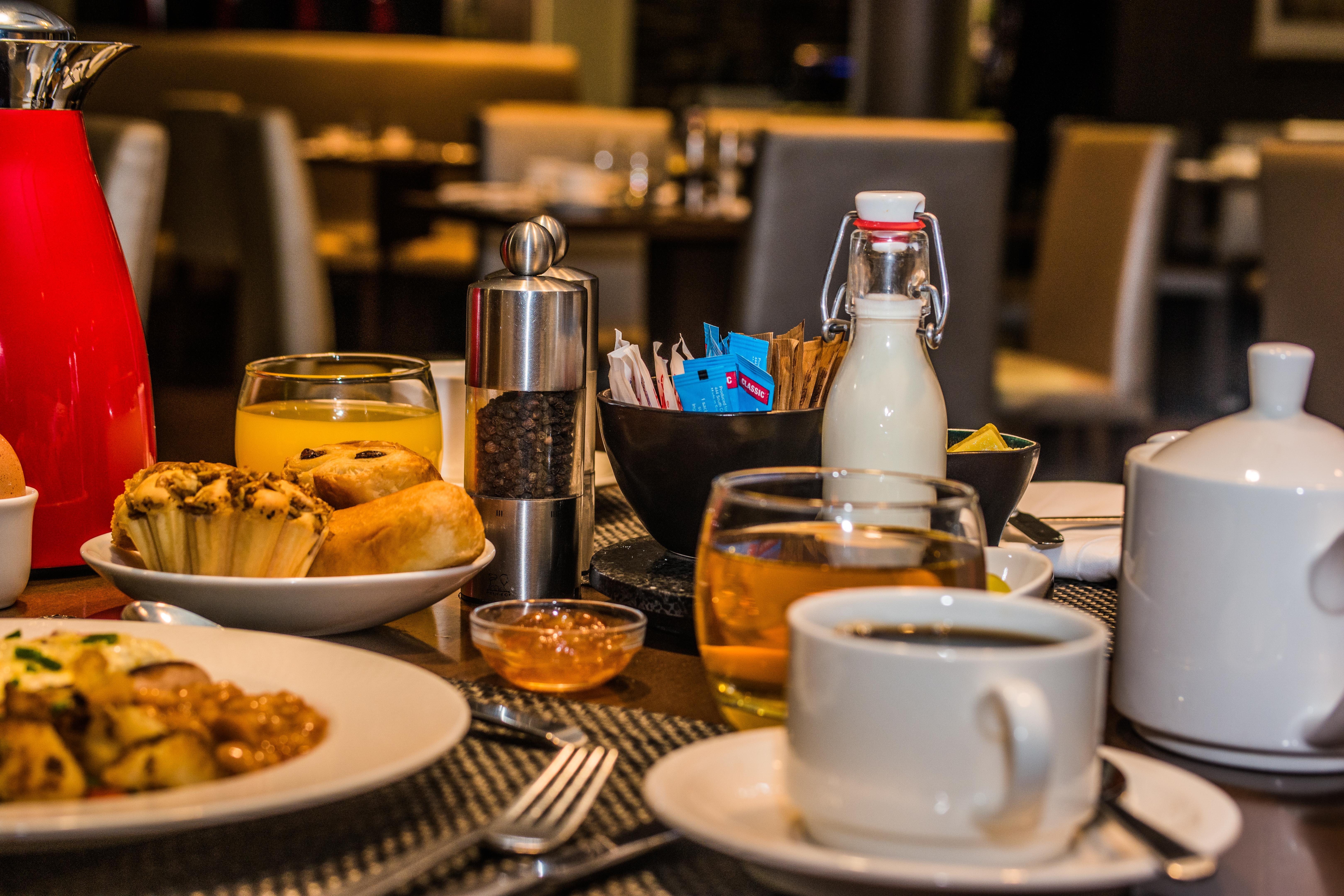 ラディソン ブル ホテル ルサカ エクステリア 写真 A restaurant table with a coffee cup