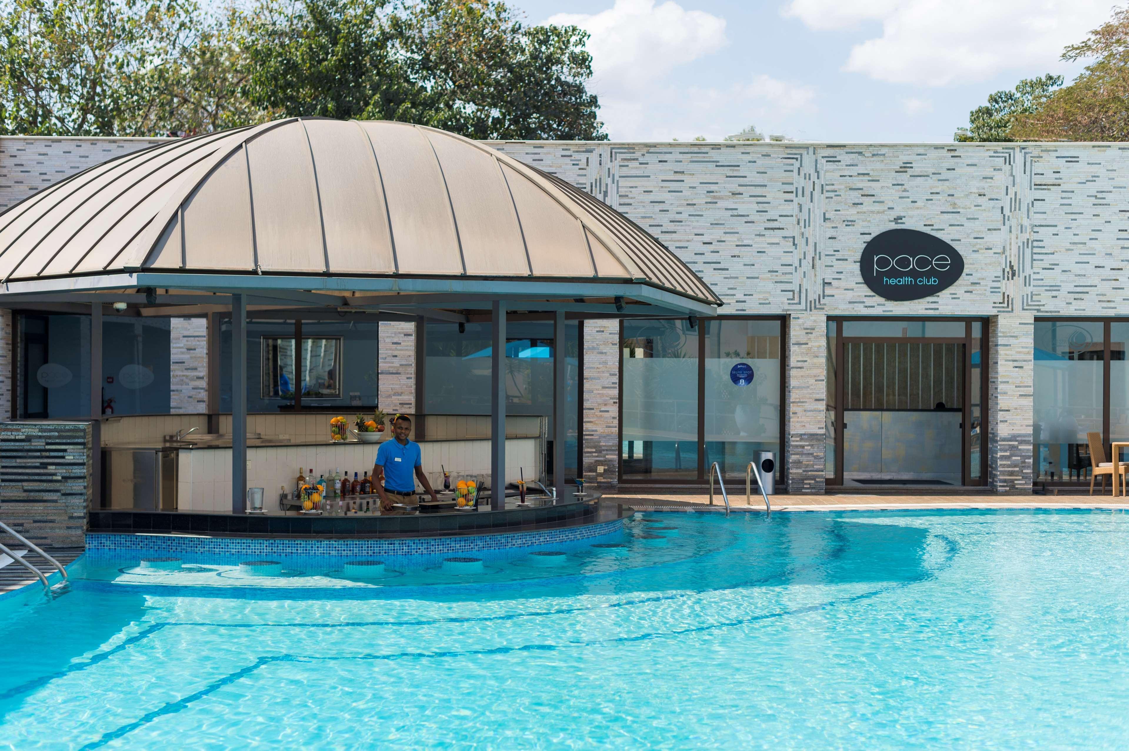 ラディソン ブル ホテル ルサカ エクステリア 写真 The pool at the hotel