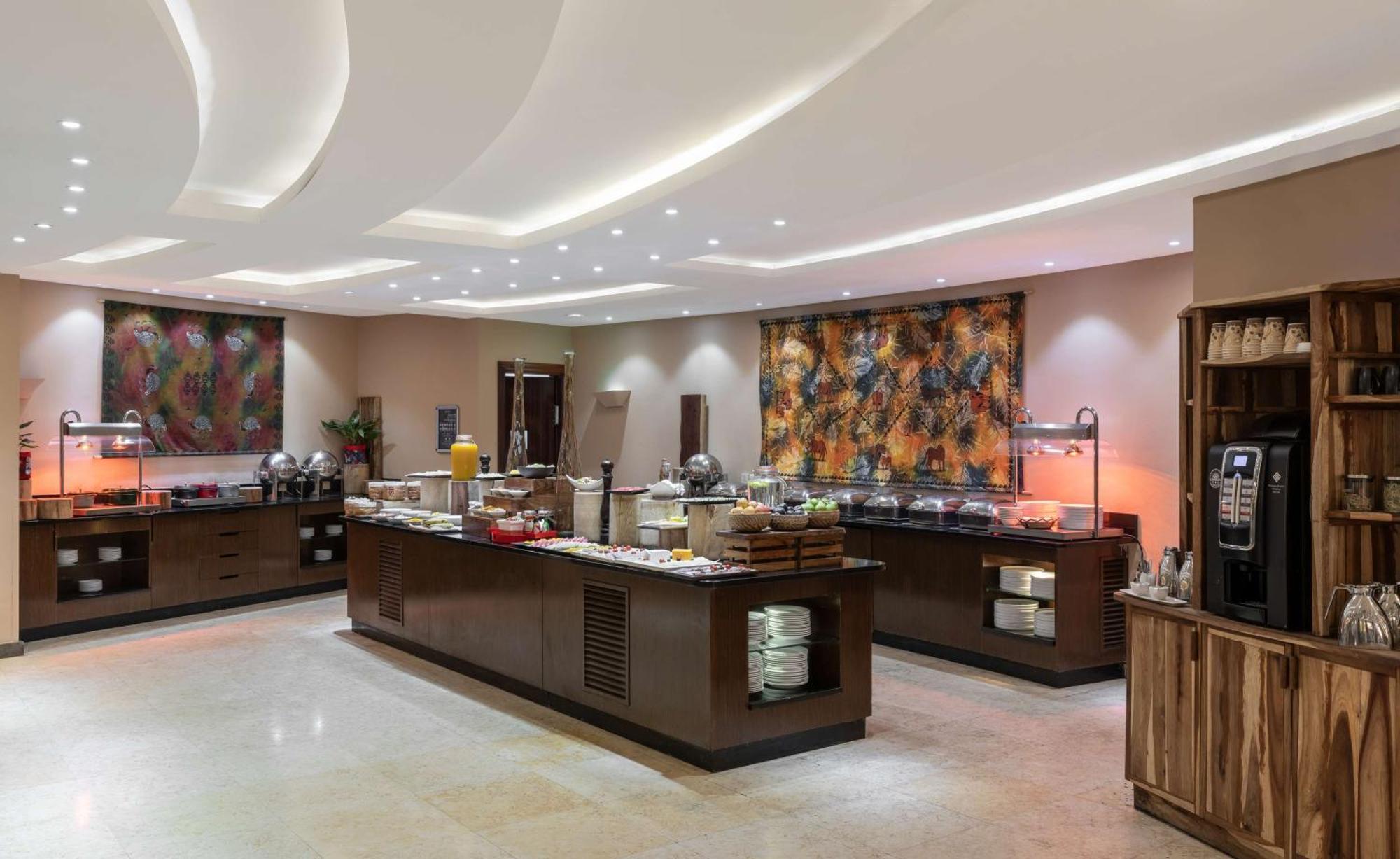 ラディソン ブル ホテル ルサカ エクステリア 写真 The buffet at the hotel