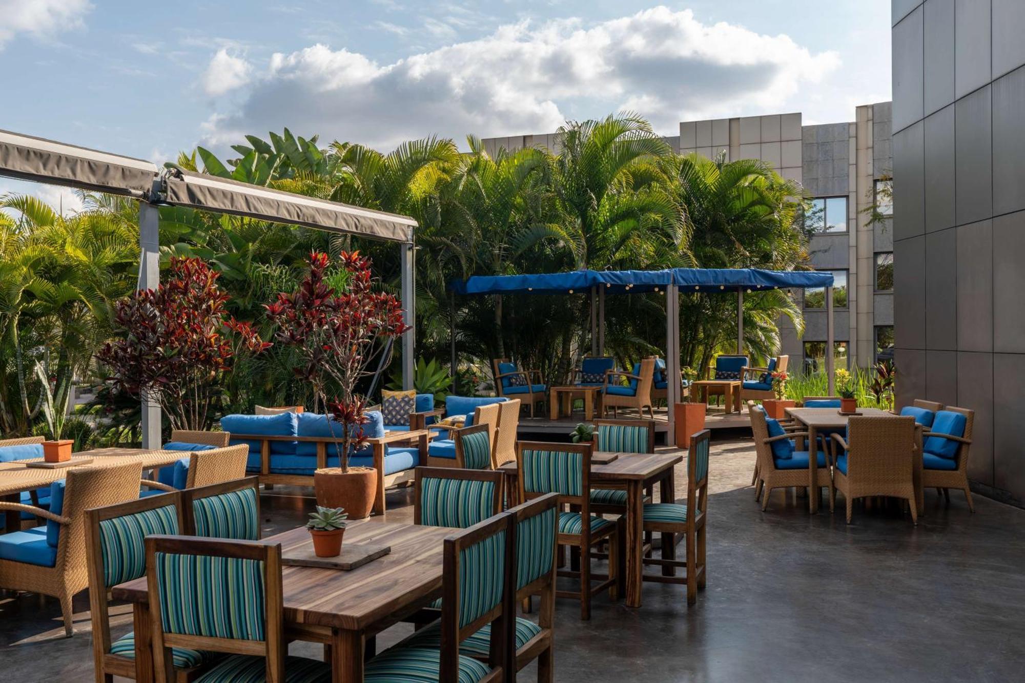 ラディソン ブル ホテル ルサカ エクステリア 写真 The outdoor patio at the hotel