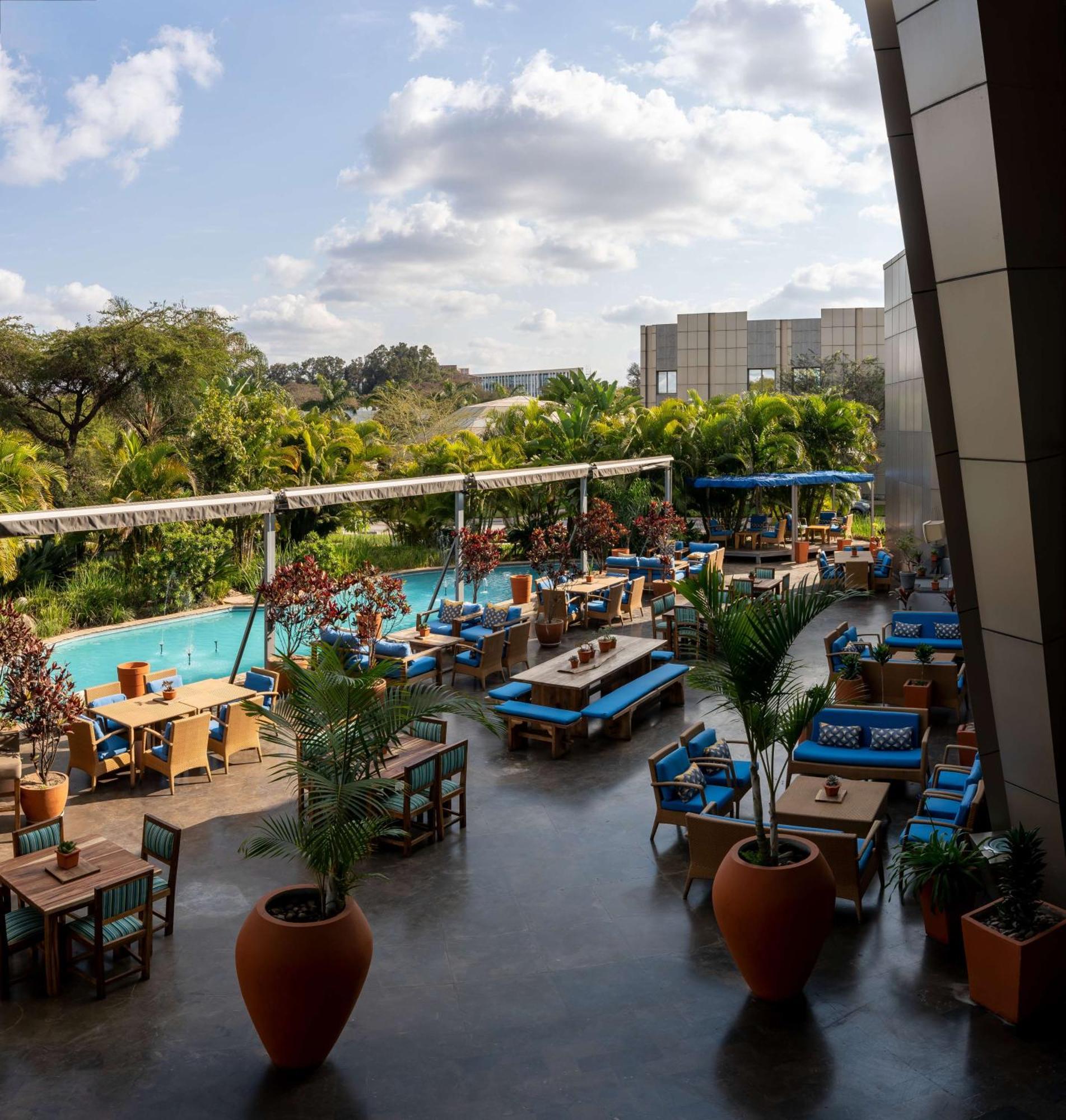ラディソン ブル ホテル ルサカ エクステリア 写真 The pool at the hotel
