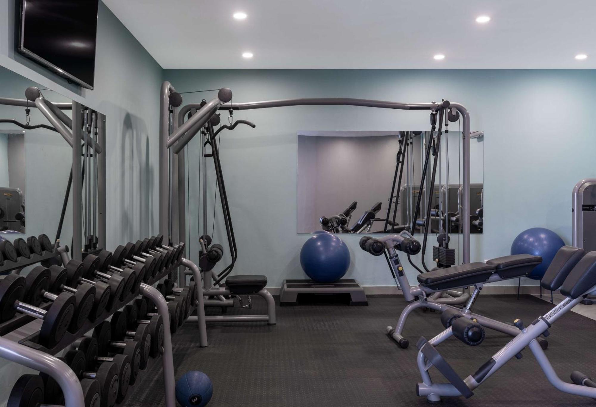 ラディソン ブル ホテル ルサカ エクステリア 写真 The gym at the hotel