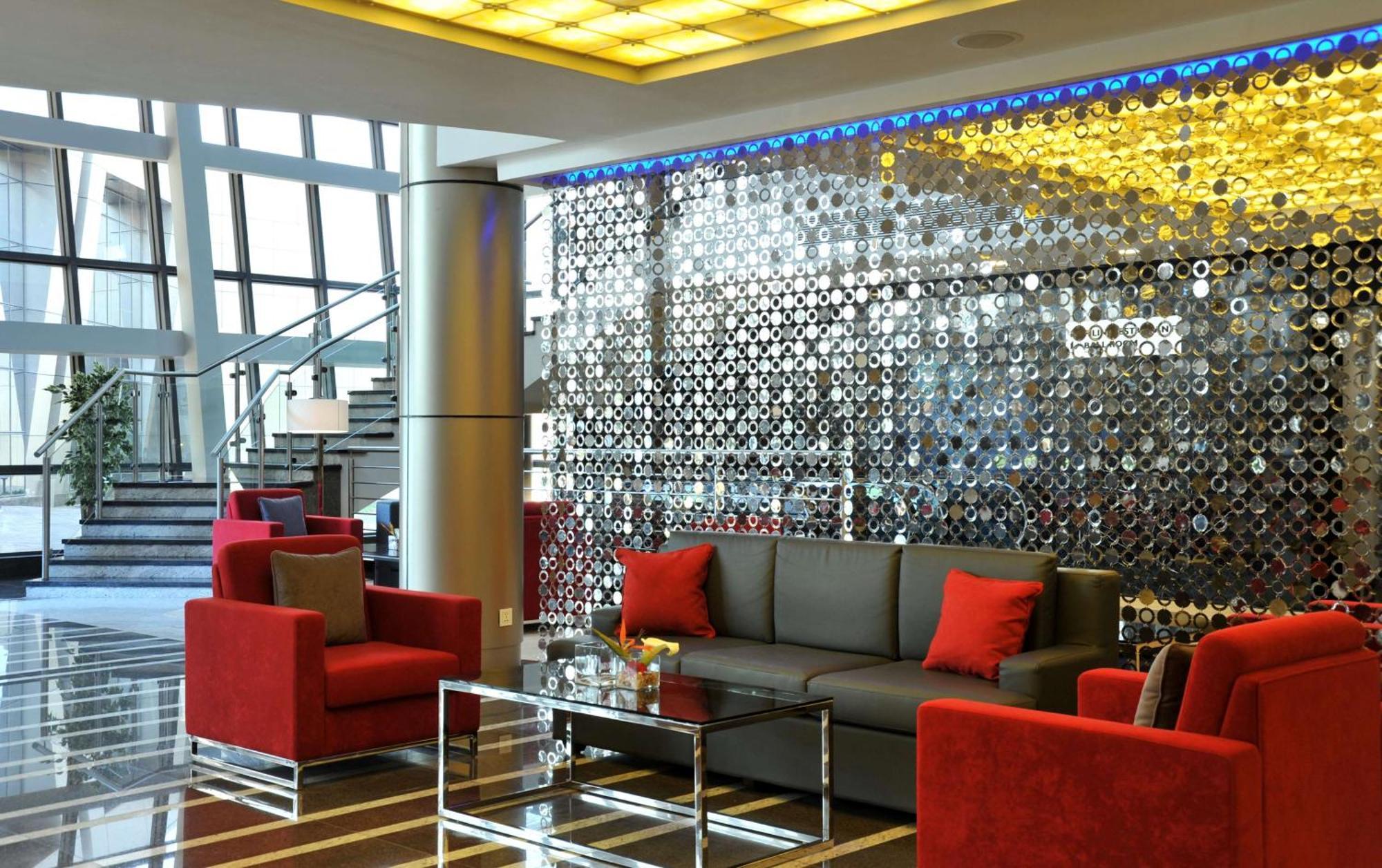 ラディソン ブル ホテル ルサカ エクステリア 写真 The lobby of the hotel