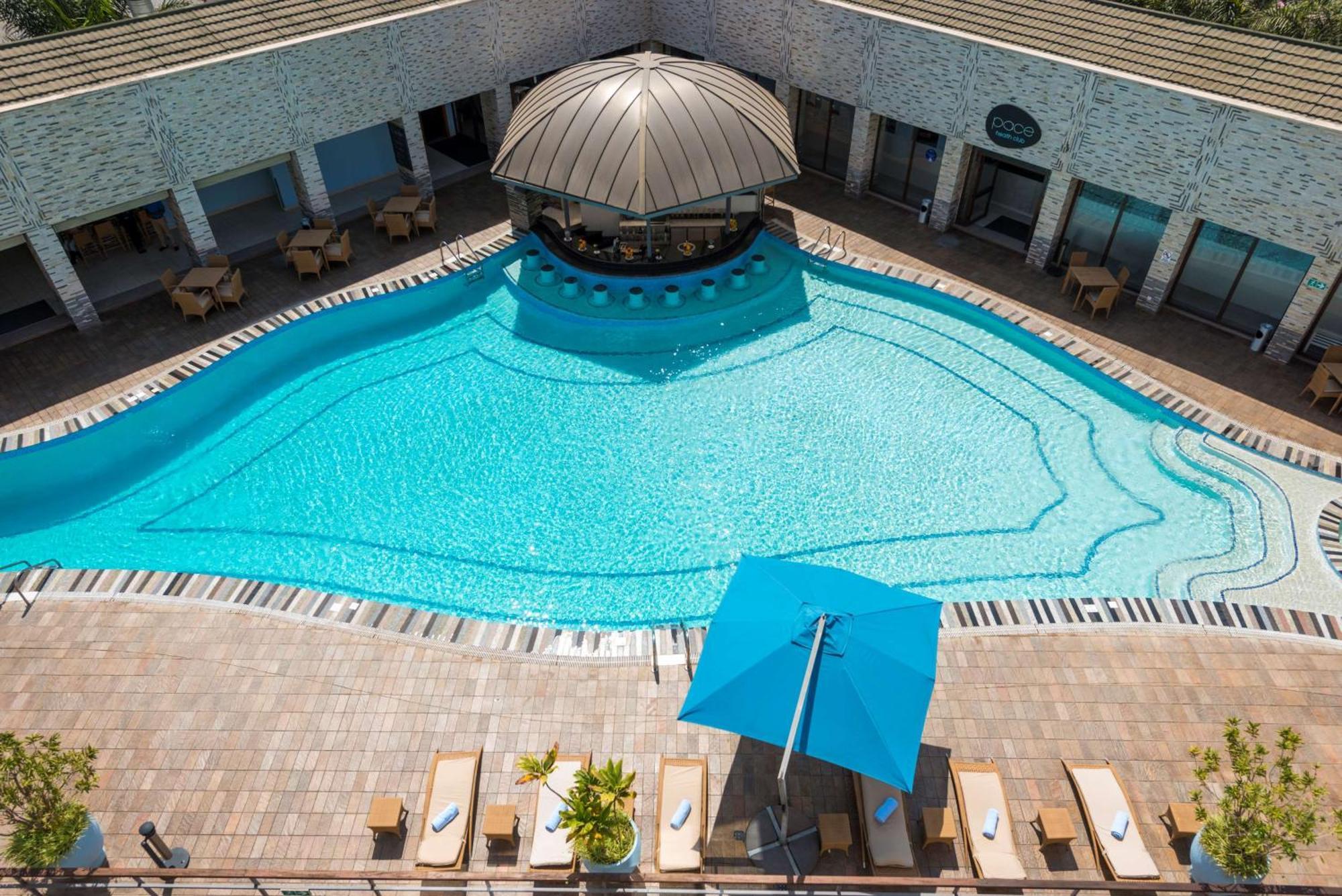 ラディソン ブル ホテル ルサカ エクステリア 写真 The pool at the hotel