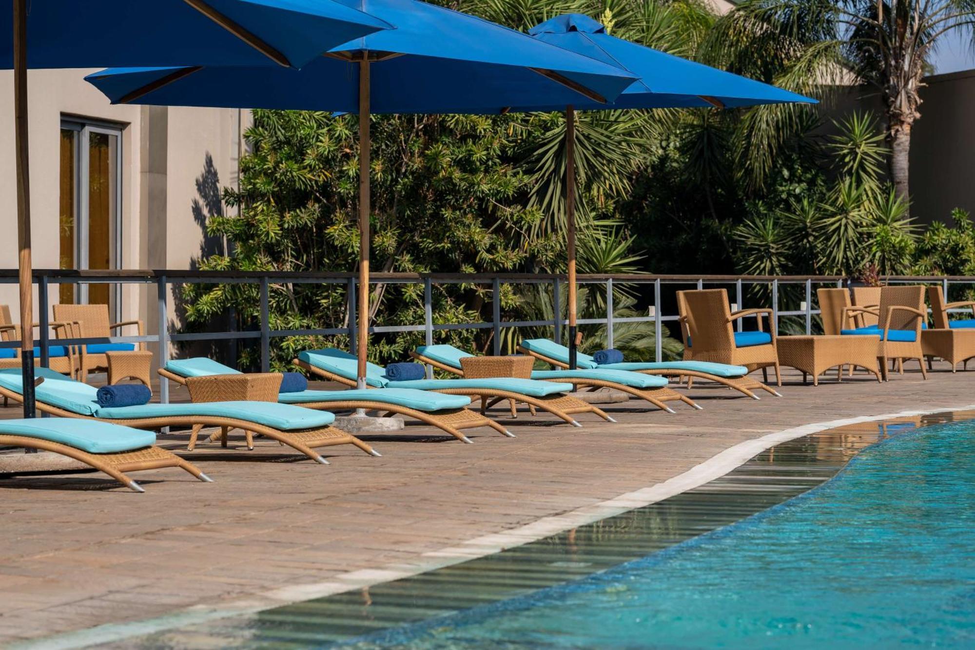 ラディソン ブル ホテル ルサカ エクステリア 写真 Pool at the hotel